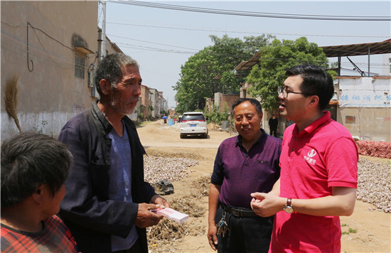 1591151291404538pZfh.jpg 与贫困户王老尧了解家庭困难情况并订购老王家所有大蒜.jpg