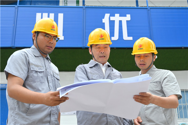 1625560195563023PCwj.jpg 吴子祥与项目管理人员看图纸.jpg