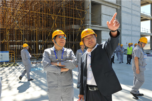 1625721550907347QYCM.jpg 陪同楼董事长检查项目.jpg