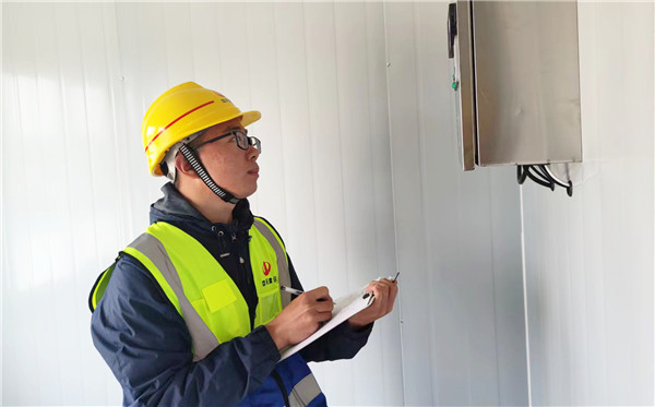 1655171445629469usCe.jpg 闫续尚工作照片.jpg