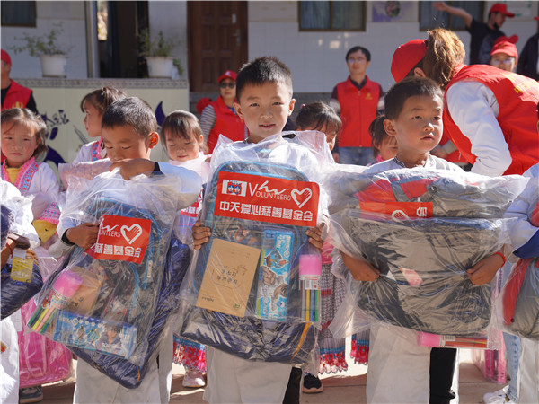 1669874722710296UUem.jpg 孩子们领取到暖冬衣物_副本.jpg