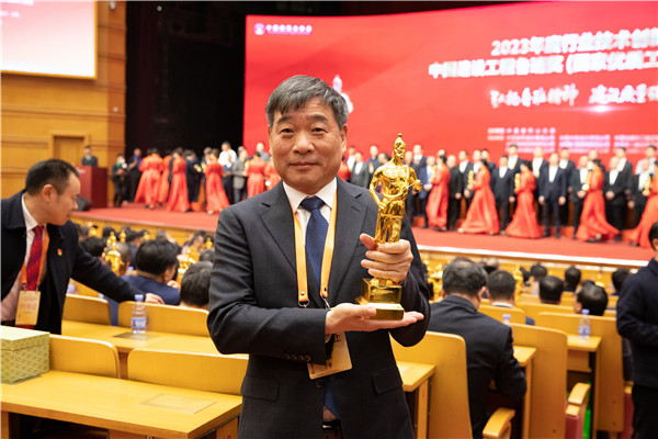 17023424303253445mhR.jpg 项目经理 徐发进现场授奖_副本.jpg