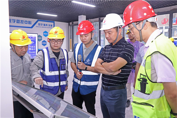 1702428416220844b6Vt.jpg 韩旭(中)在观摩会中做讲解.jpg